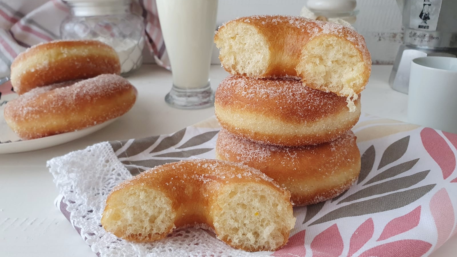 mini pane Impasto ciambelle siamo fritte nel olio su un' piastra