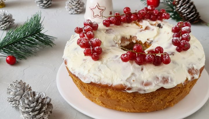 Torta farcita speziata con crema al mascarpone e decorazioni natalizie