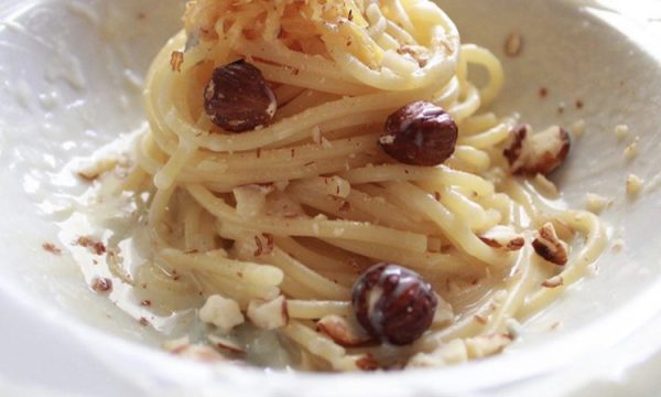 Spaghetti con zucca, gorgonzola e nocciole