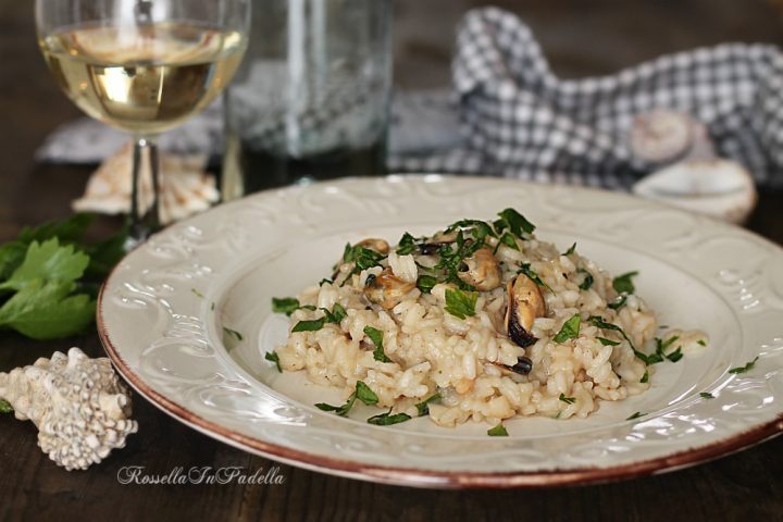 Risotto al vino e cozze, primo piatto gustoso con le cozze