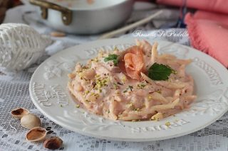 Pasta con crema di salmone e pistacchi Pasta con crema di salmone e pistacchi