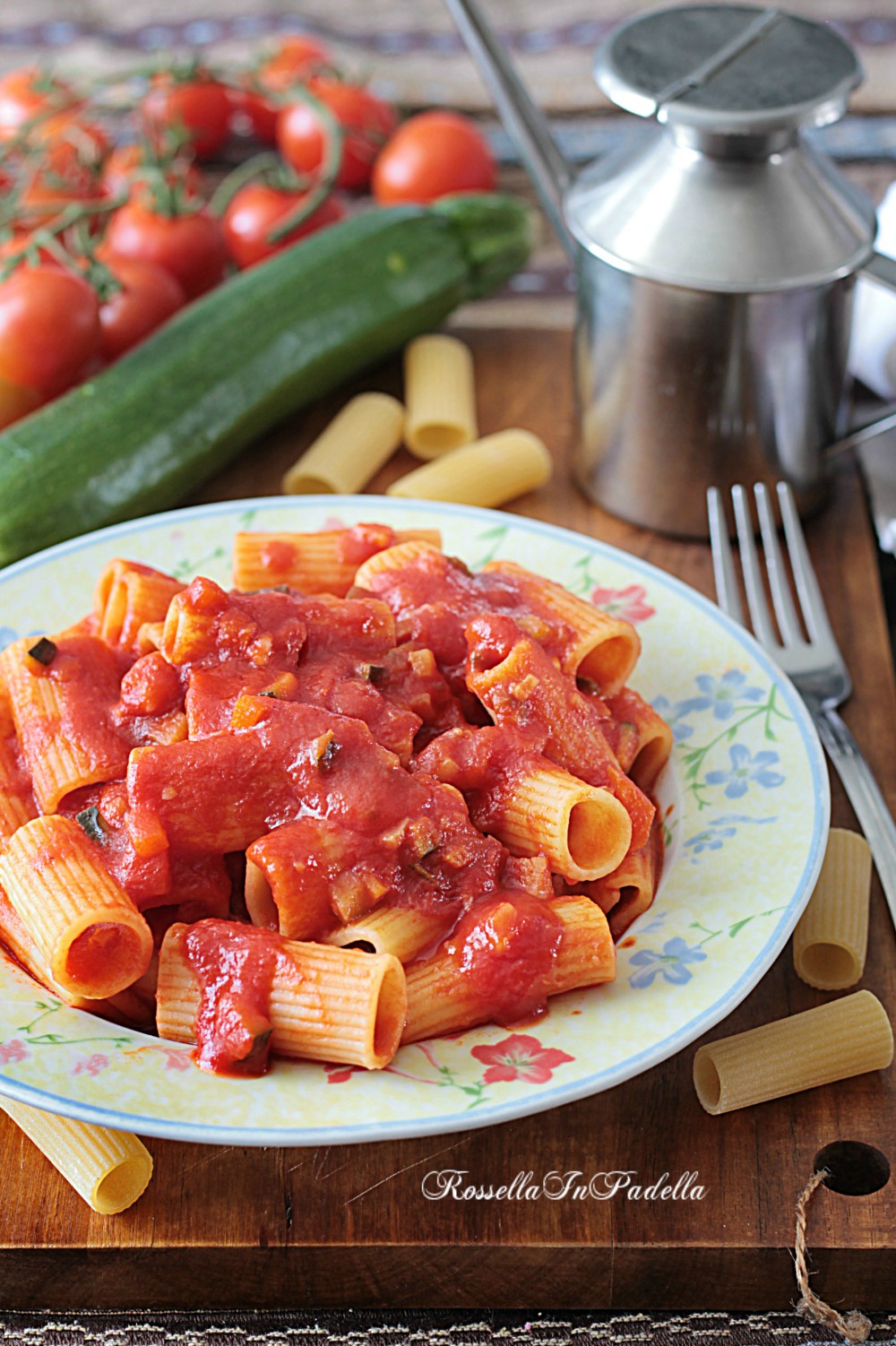 Pasta con ragù di zucchine e pancetta
