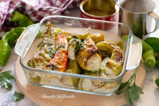 Peperoni friggitelli al forno, ripieni con patè di tonno e ricotta