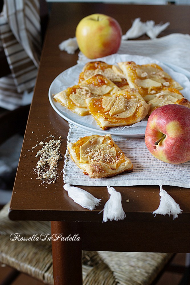 Sfogliatine alle mele, marmellata e amaretti