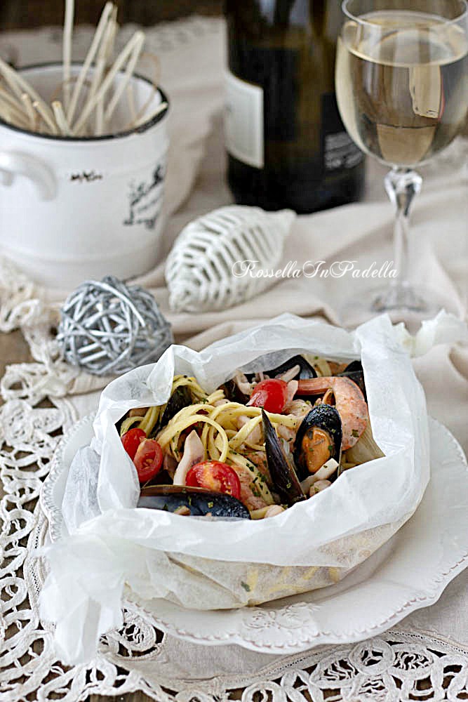 Linguine allo scoglio al cartoccio, primo piattoa base di pesce