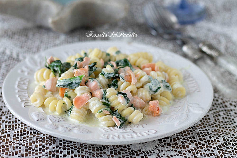 Pasta cremosa con salmone e cime di rapa, primo piatto facile e gustoso