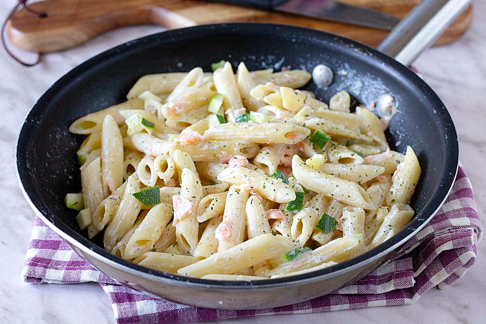 Riceetta pasta con zucchine e salmone