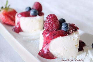 Ricetta SEMIFREDDI AL COCCO E CIOCCOLATO BIANCO con salsa ai frutti di bosco