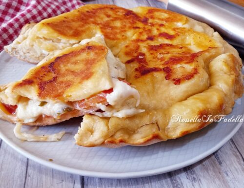 FOCACCIA IN PADELLA CON POMODORO E MOZZARELLA