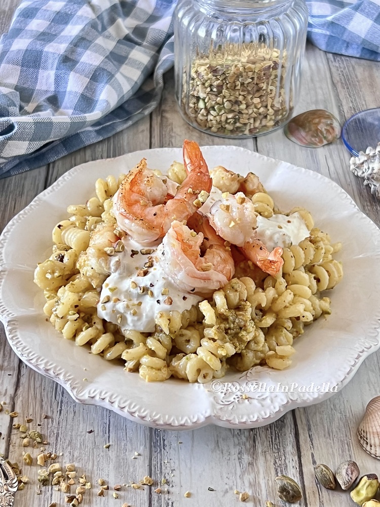 PASTA PESTO DI PISTACCHI, GAMBERI E STRACCIATELLA