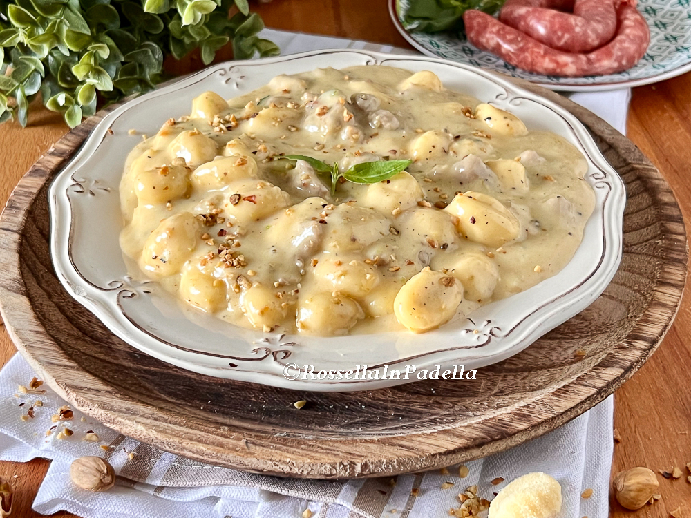 GNOCCHI CREMOSI CON SALSICCIA E PESTO DI PISTACCHI
