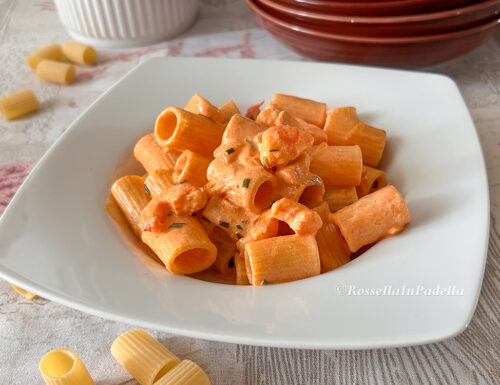 Pasta con gamberi, panna e pomodoro