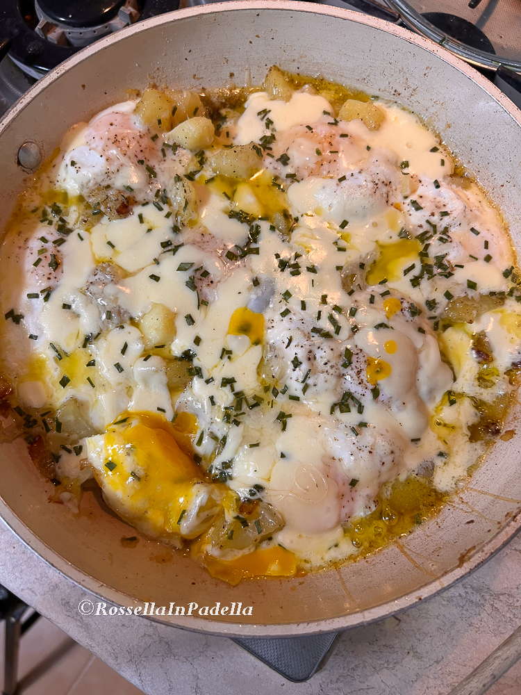 UOVA E PATATE IN PADELLA, con parmigiano e mozzarella