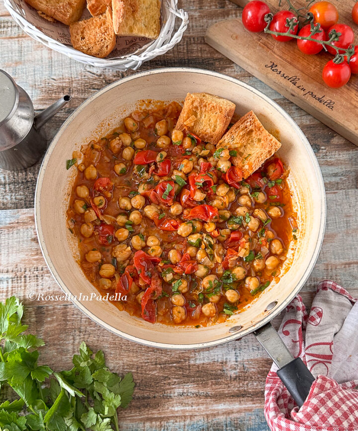 Ceci con pomodorini in padella