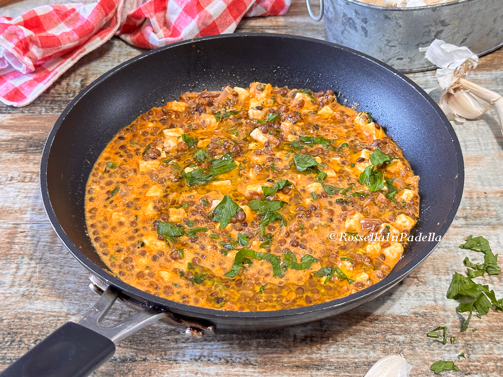 Lenticchie cremose in padella con feta