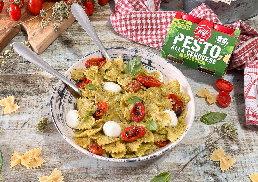 Pasta fredda con pesto di basilico, mozzarelline e pomodorini arrostiti