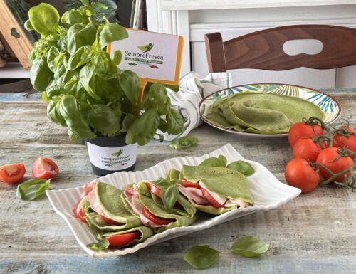 Crepe di basilico con prosciutto e formaggio