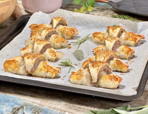 Cornetti di pasta sfoglia con carne macinata e mozzarella