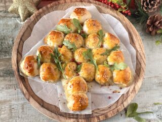 Albero di pasta sfoglia con mozzarelline antipasto di Natale facile e veloce