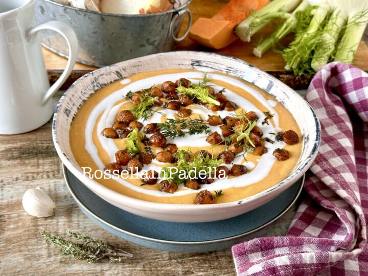 Questa vellutata di finocchi e zucca con ceci croccanti è favolosa