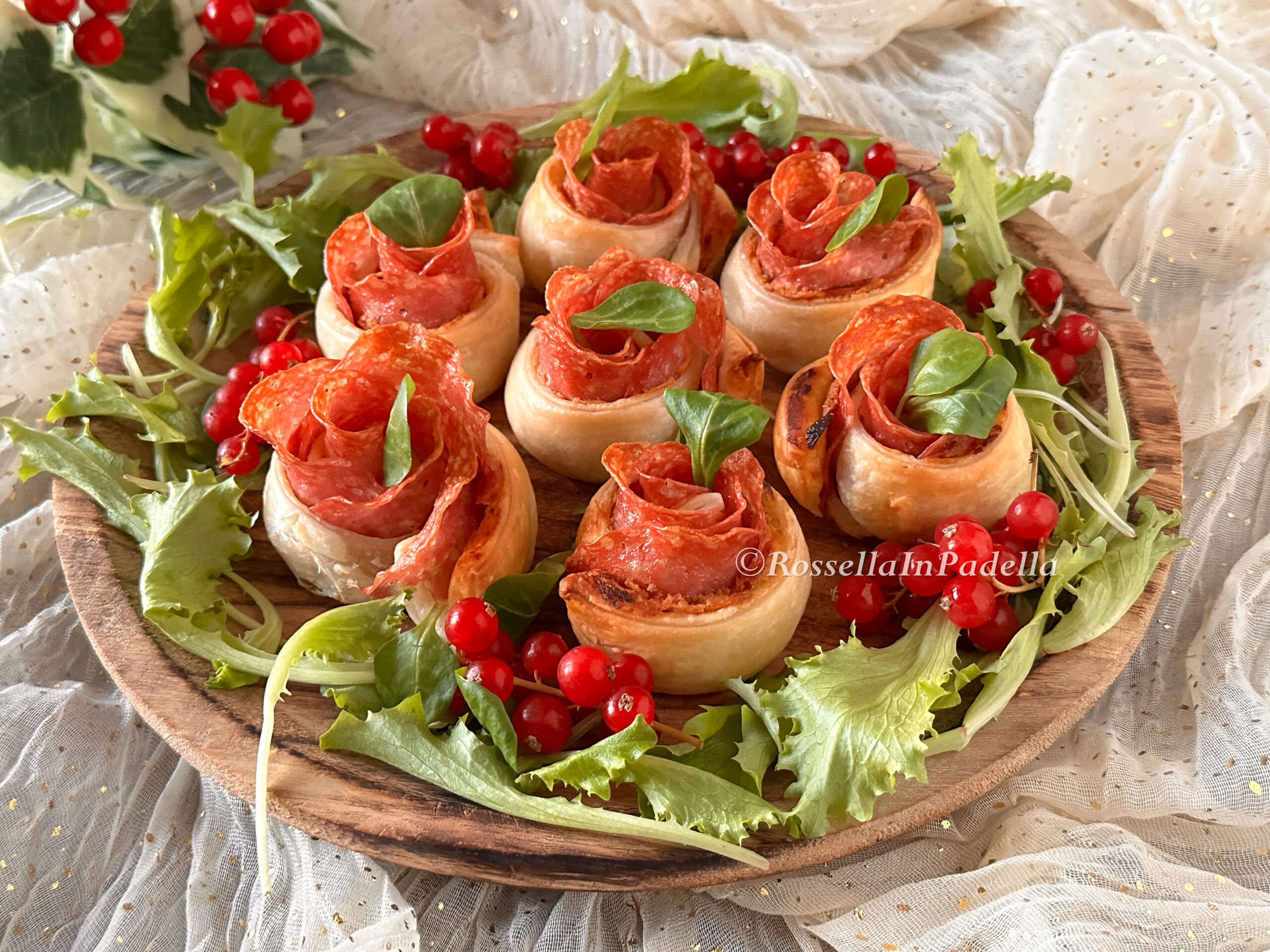 Rose di pasta sfoglia con salame