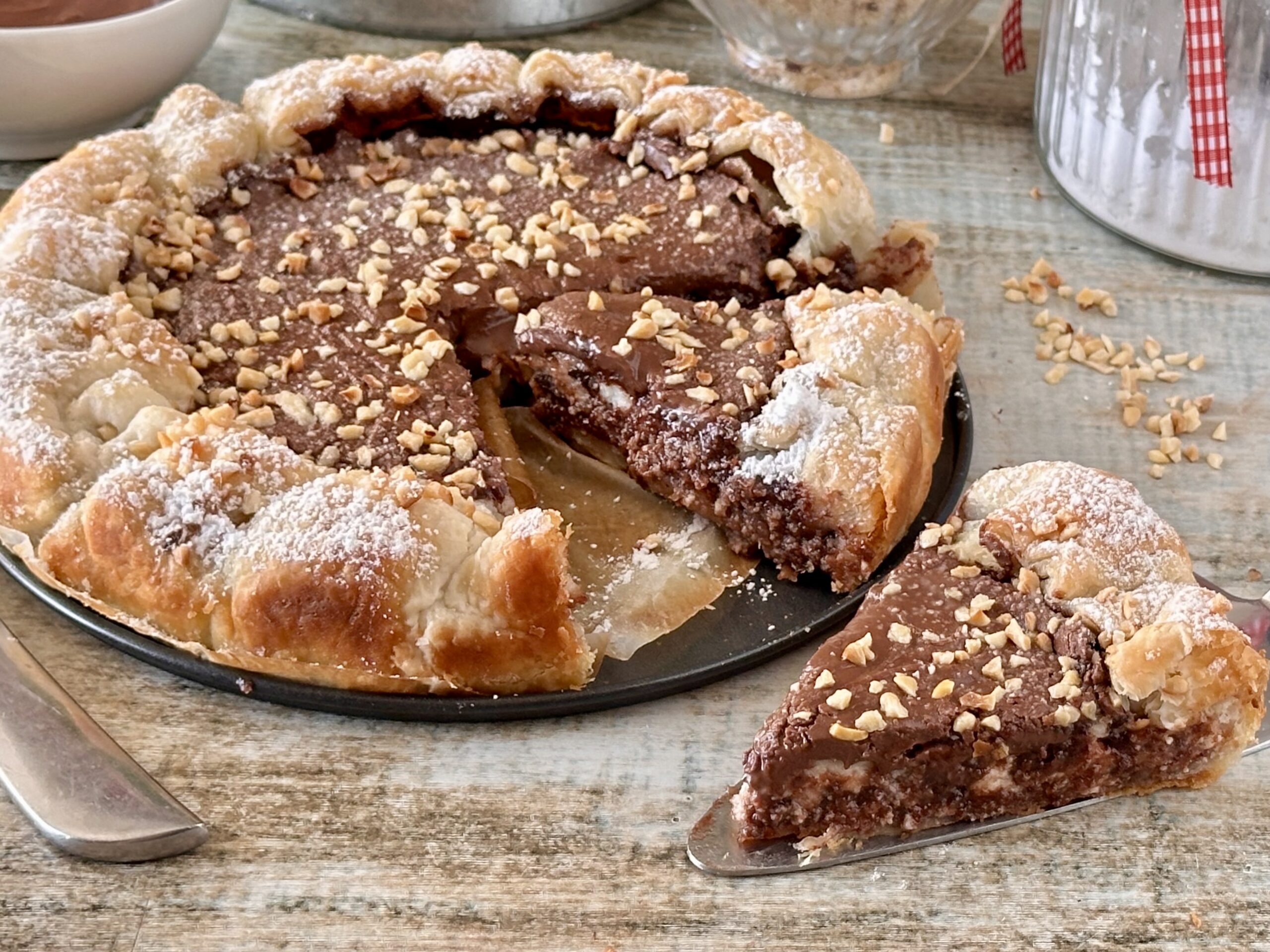 Torta di pasta sfoglia con ricotta e cioccolato o nutella