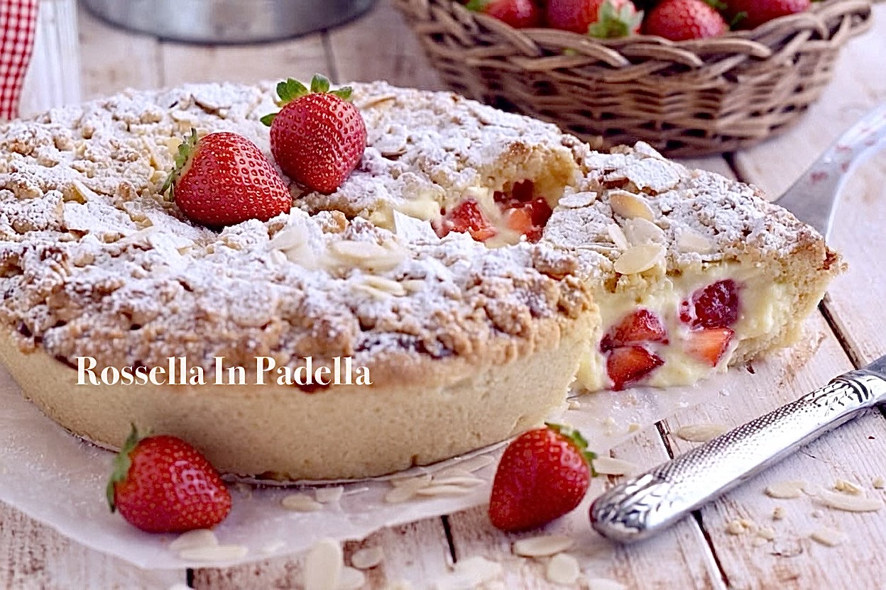 Sbriciolata ripiena di crema e fragole