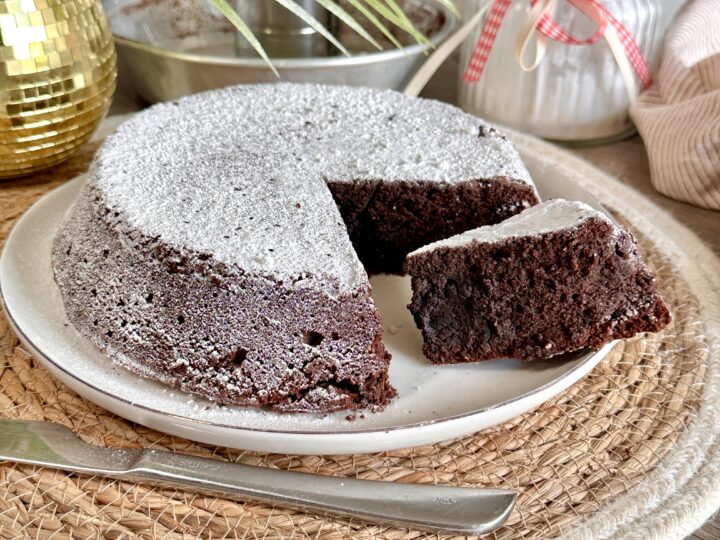 La ricetta facile, veloce e golosa della torta caprese al cioccolato: la torta al cioccolato più buona al mondo.