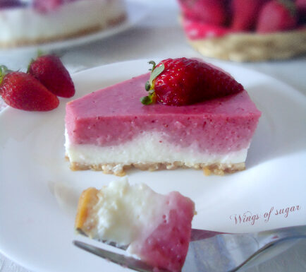 Cheesecake con mousse alle fragole ricetta