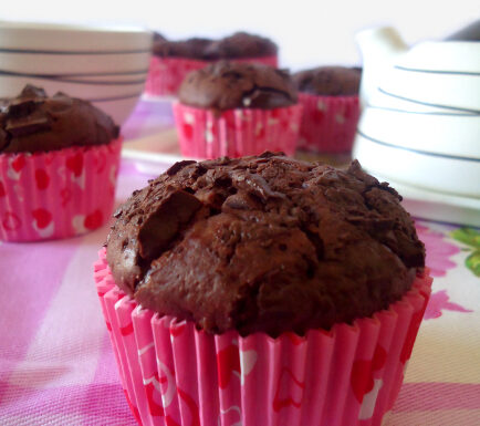 Muffin al cacao con pezzetti di cioccolato fondente ricetta