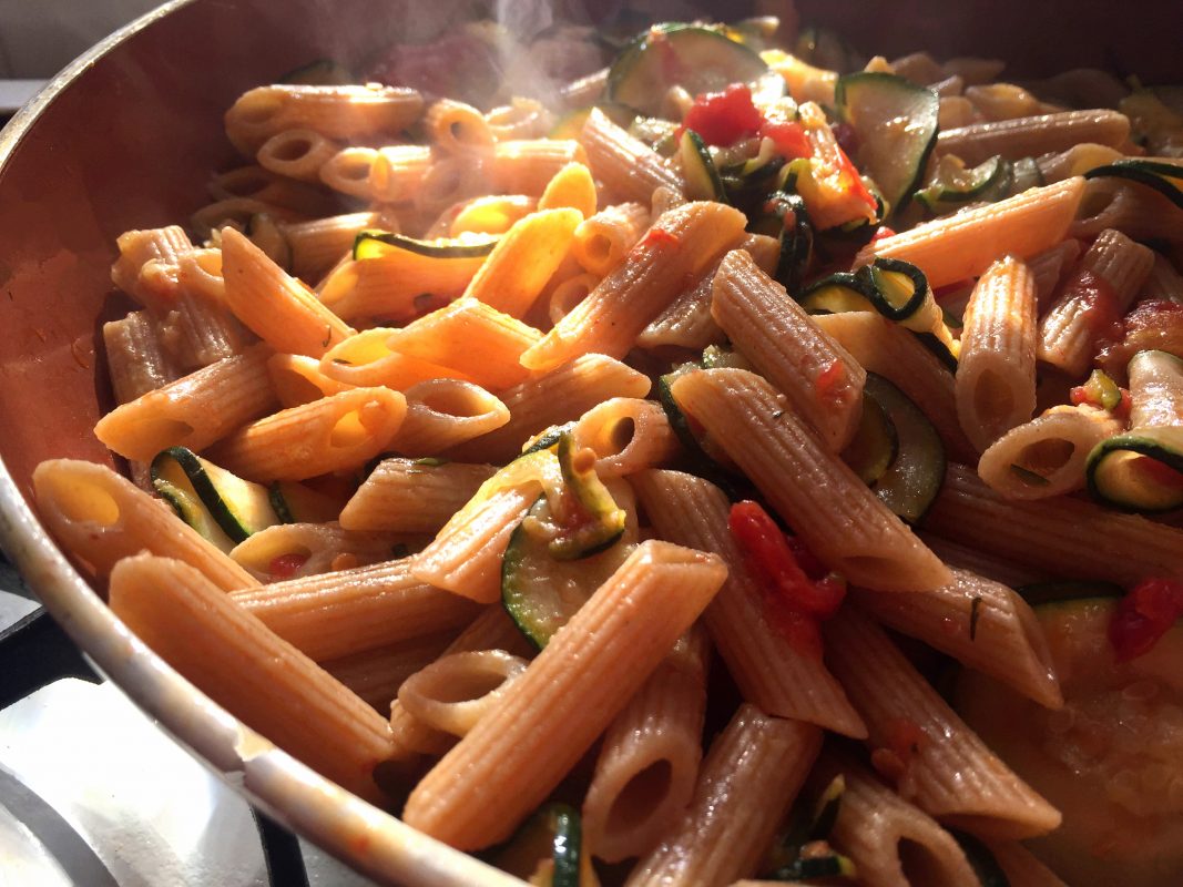 Pasta con zucchine e pomodori ricetta facile - Life & blog
