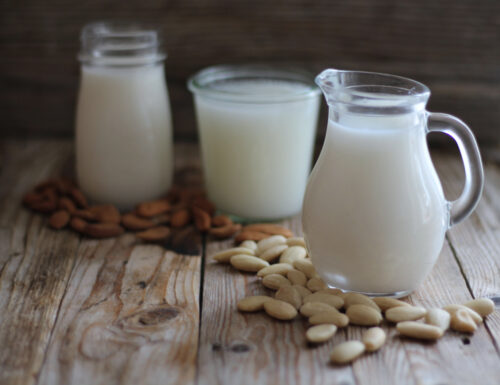 Latte di mandorla fatto in casa con estrattore e bimby- latti vegetali-