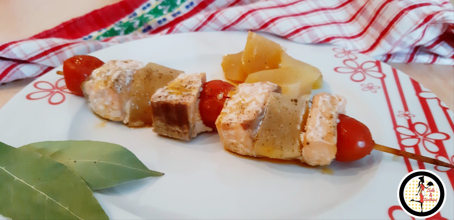 Spiedini di salmone con ciliegino e patate