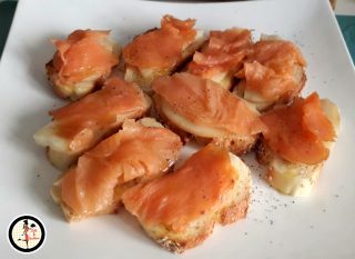 Crostini di pane con salmone e scamorza