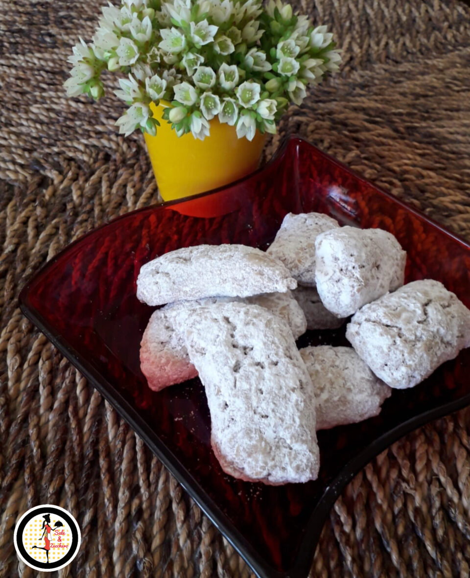Biscotti alle noci e zucchero a velo
