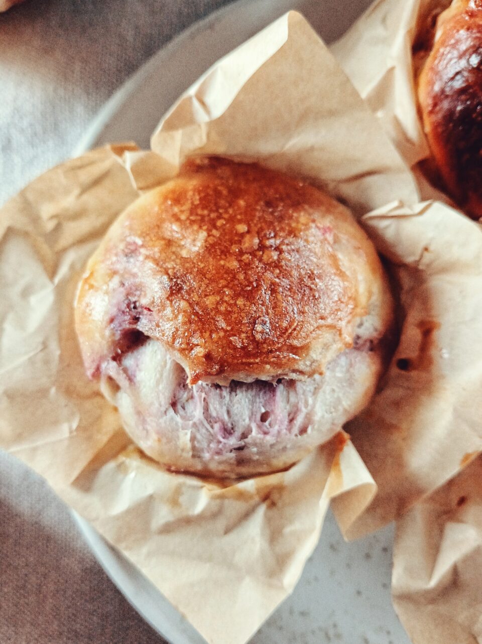 Muffin brioche ai frutti di bosco soffice e dorato