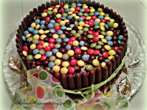 Torta cioccolattosa con smarties e togo