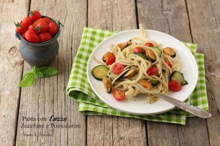 pasta con cozze, zucchine e pomodorini