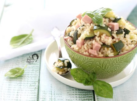 Insalata di riso semplice con zucchine e prosciutto