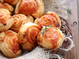 rotolini di pasta sfoglia alla pizza passo passo