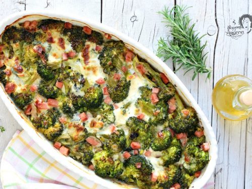 Broccolo gratinato al forno con prosciutto e mozzarella