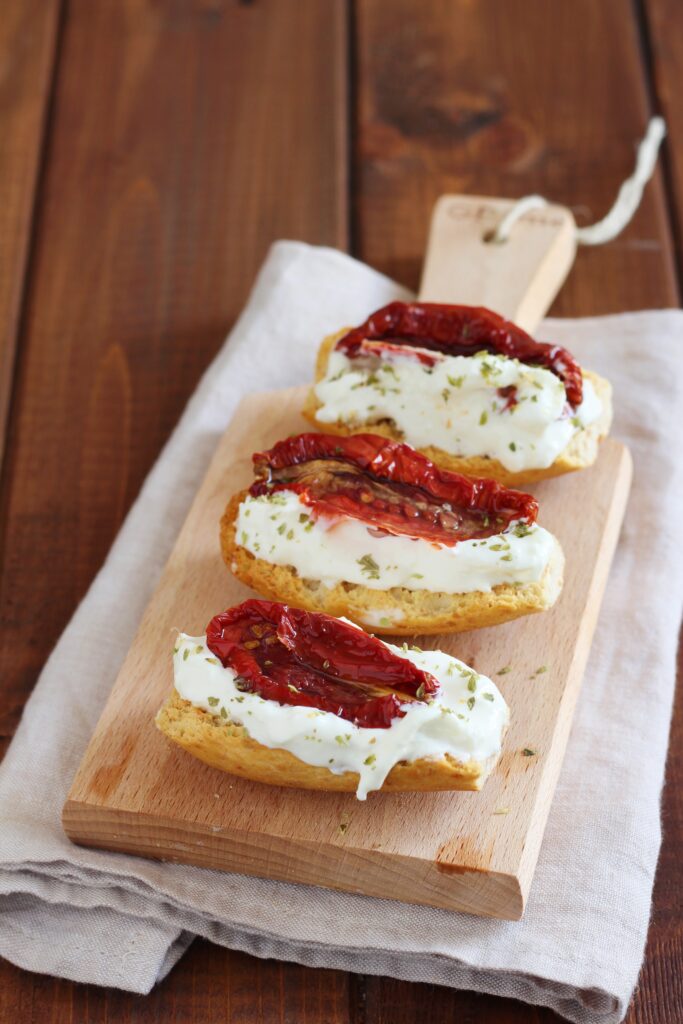 Crostini Stracciatella e pomodori secchi Sapore di Arianna
