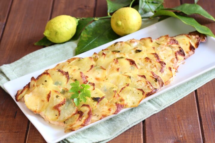 Salmone al forno in crosta di patate