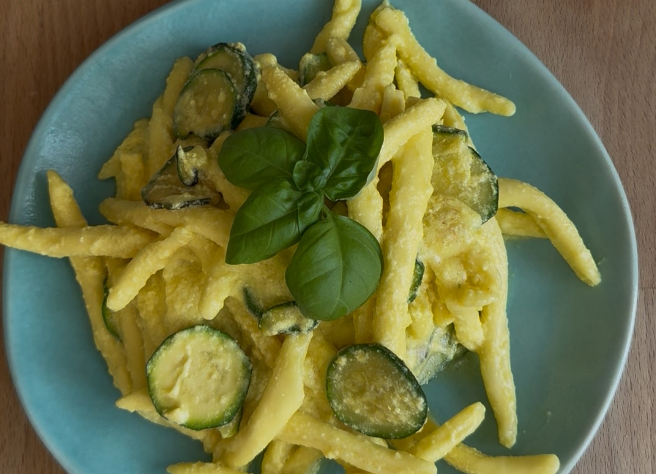 pasta con zucchine ricotta e zafferano