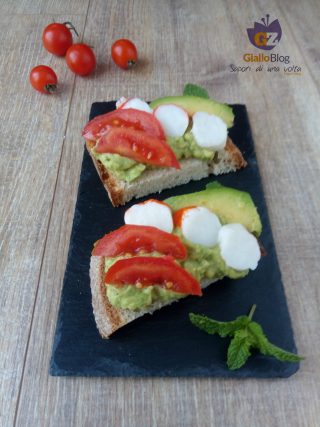 bruschetta all'avocado e granchio