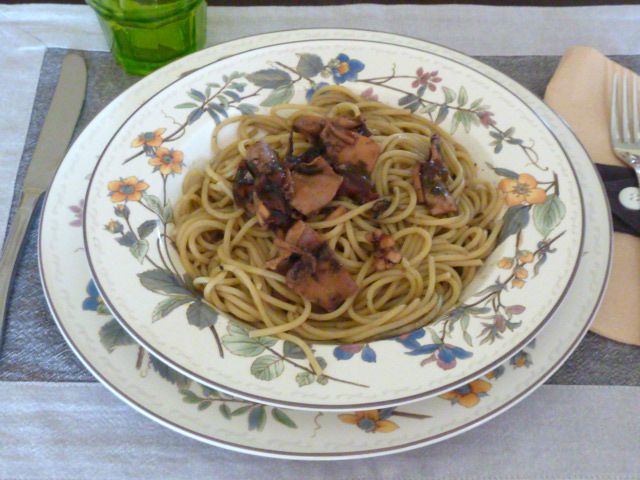 Spaghetti al nero di seppia e pomodoro