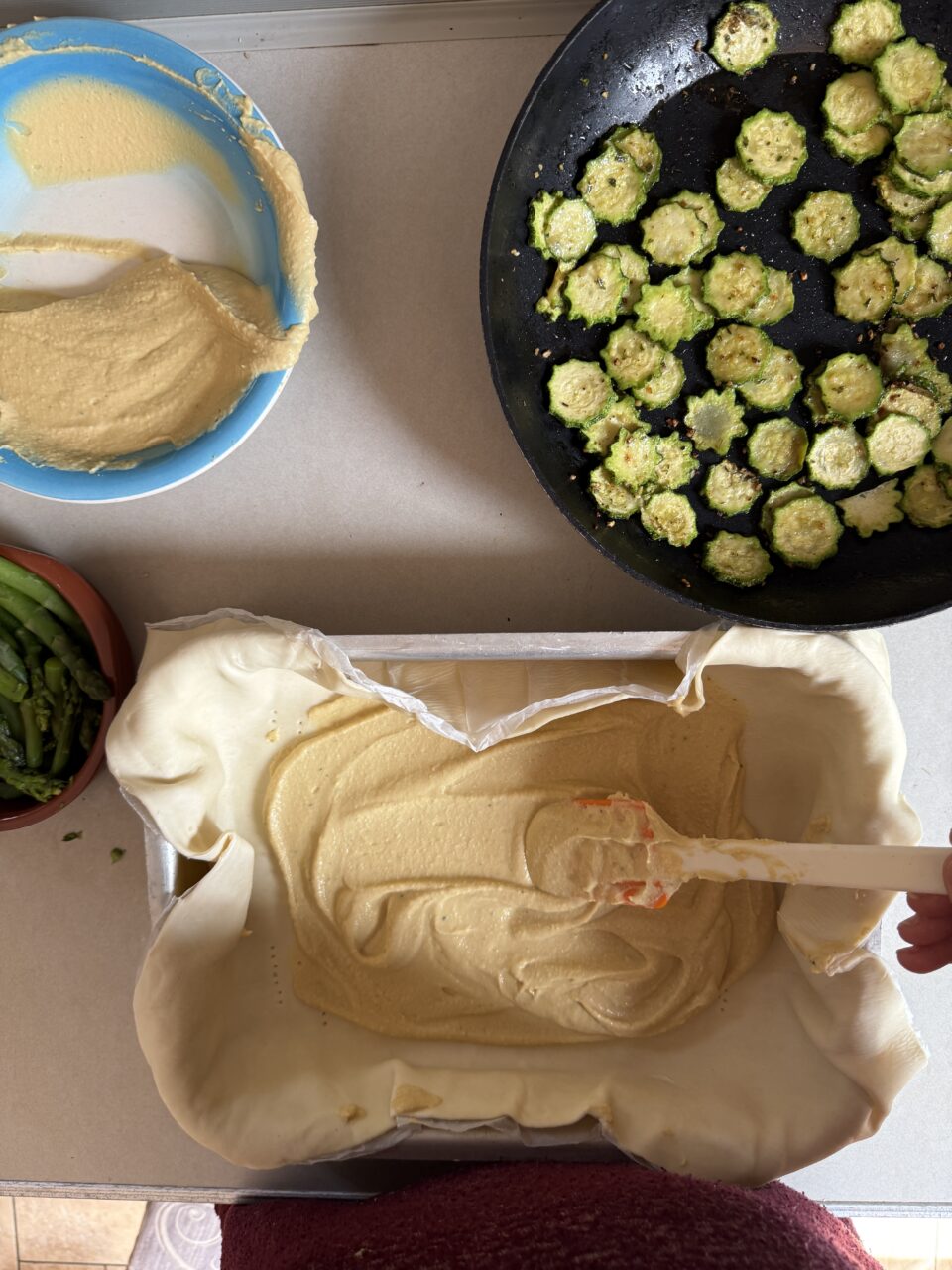 assemblare la per torta salata veloce con hummus e verdure