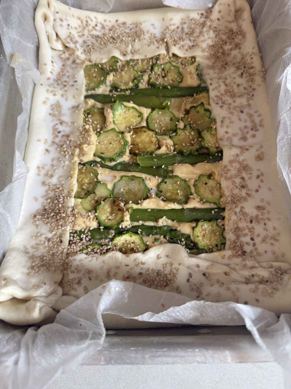 torta salata veloce con hummus e verdure pronta per la cottura