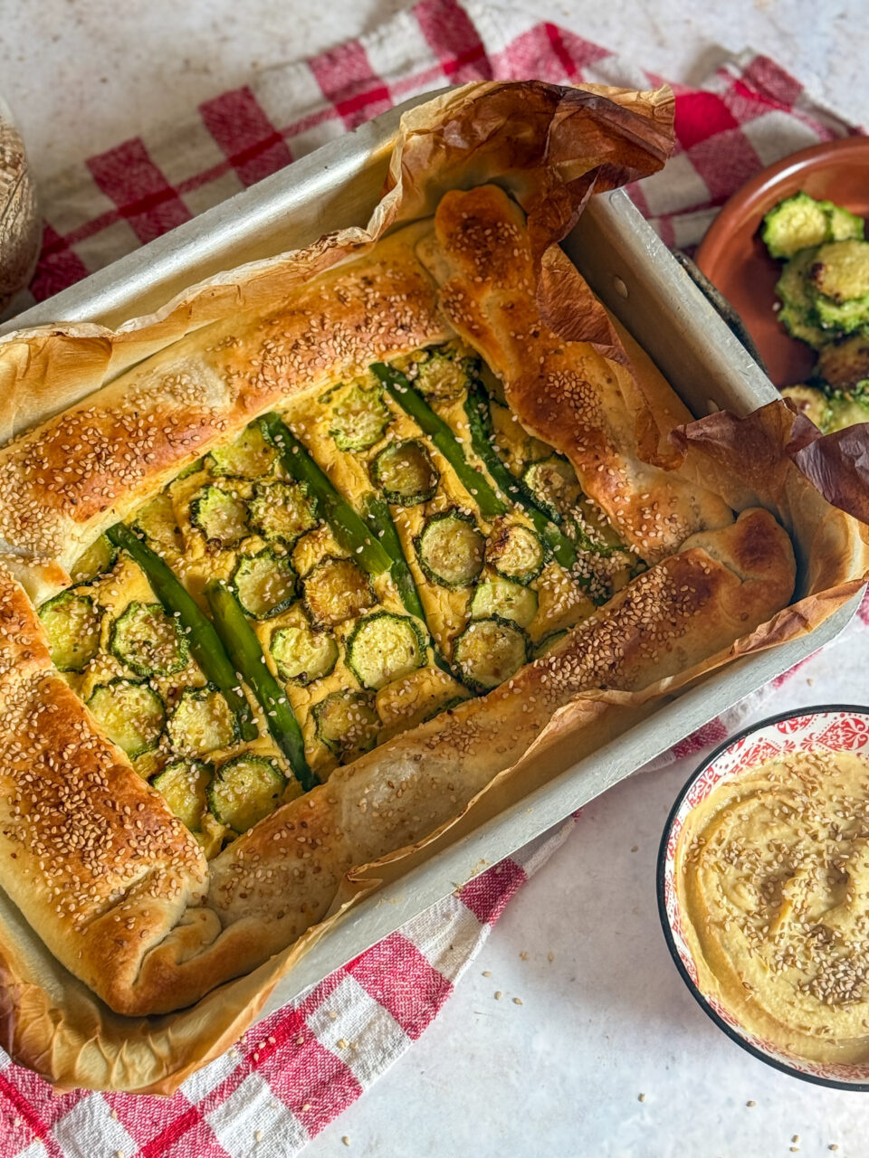 torta salata veloce con hummus e verdure