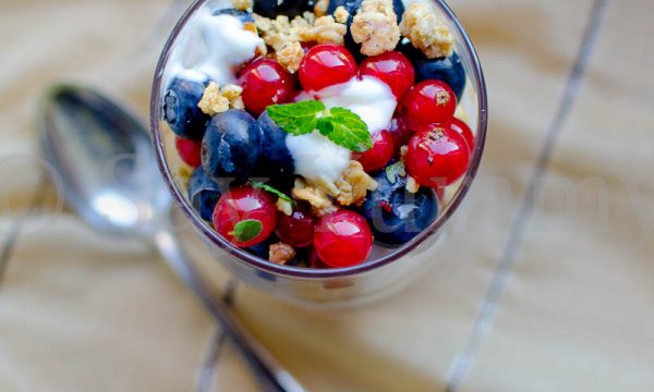 Bicchieri di Yogurt e Miele ai Frutti di Bosco